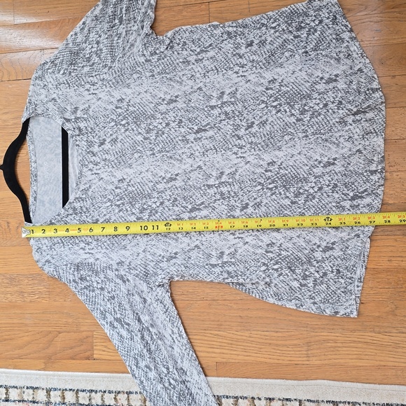APT. 9 BRAND WOMEN'S PETITE LONG SLEEVES "SNAKE SKIN" PATTERN TEE SIZE XLP - Picture 9 of 13